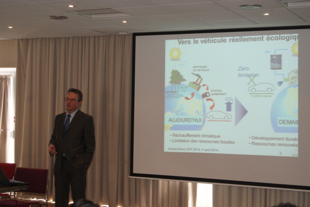 M. Jérôme Perrin, Dir. Scientifique chez Renault lors d’une conférence plénière sur le véhicule électrique à EVF’2014, Cergy-Pontoise, France